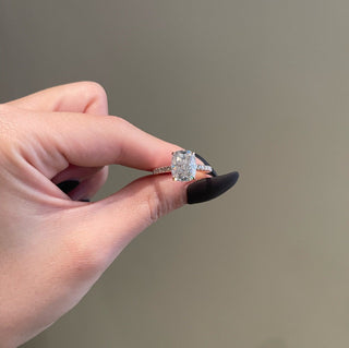 Anillo de compromiso con diamantes de moissanita de talla cojín alargada de 4,0 ct 