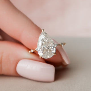 Bague de fiançailles en moissanite pavée délicate taille poire de 3,5 ct