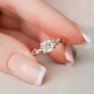 Bague de fiançailles en moissanite inspirée de la nature avec une branche de brindille taillée en coussin de 1,0 à 2,0 ct