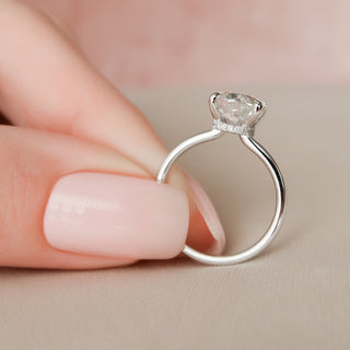 Anillo de compromiso solitario con diamante de moissanita con halo oculto ovalado de 3,0 quilates