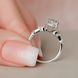 Bague de fiançailles avec halo caché en moissanite de forme ovale de 2,0 ct