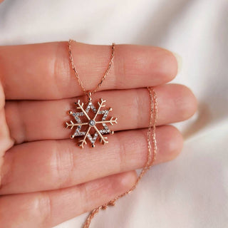 Collar de diamantes con copos de nieve como regalo de Navidad