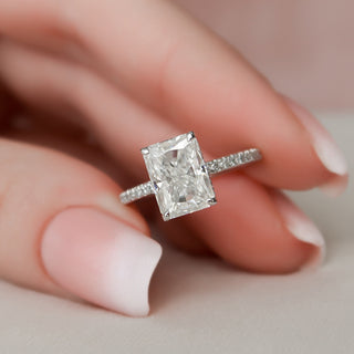 Bague de fiançailles pavée de moissanite à halo caché de 3,0 ct à taille radiante 