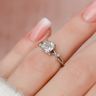 Bague de fiançailles en diamant moissanite avec brindille coussinée de 1,0 ct pour femme