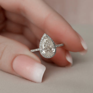 Bague de fiançailles en moissanite taille poire 2,0 ct avec halo et sertissage pavé