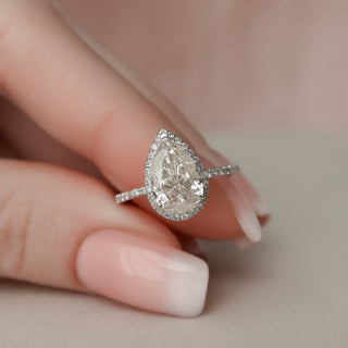 Bague de fiançailles en moissanite taille poire 2,0 ct avec halo et sertissage pavé