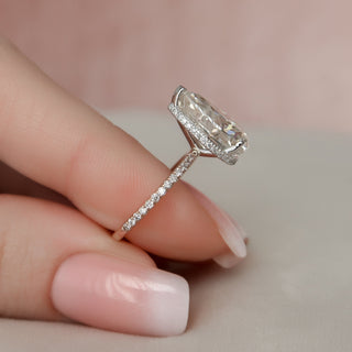 Anillo de compromiso con halo oculto de diamantes y moissanita pavé en forma de pera de 3,50 quilates