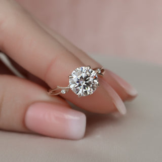 Bague de fiançailles en moissanite à taille ronde et sertie de brindilles pavées de 2,5 ct