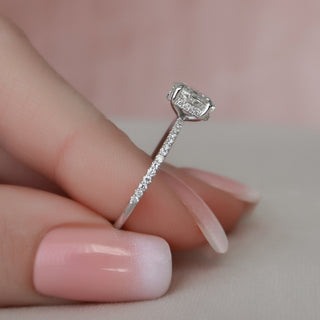 Anillo de compromiso con halo oculto de diamantes de moissanita pavé ovalado de 1,0 quilates