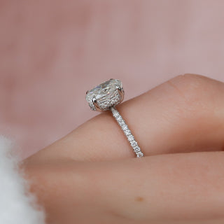 Bague de fiançailles avec halo caché en moissanite à taille ovale de 1,21 ct 