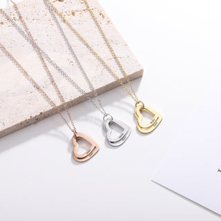 Collar de oro con iniciales y nombres grabados para madres. Regalo para mujeres