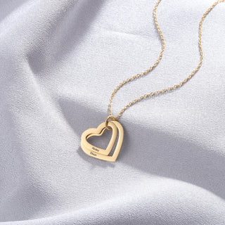 Collar de oro con iniciales y nombres grabados para madres. Regalo para mujeres