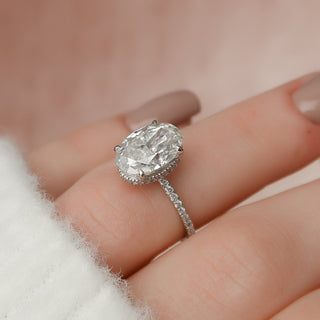 Bague de fiançailles en moissanite avec sertissage pavé ovale et halo caché de 3,0 ct