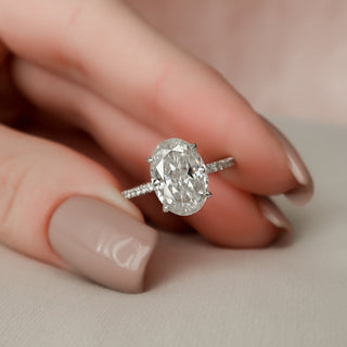 Bague de fiançailles en moissanite avec sertissage pavé ovale et halo caché de 3,0 ct