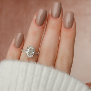 Bague de fiançailles en moissanite avec sertissage pavé ovale et halo caché de 3,0 ct