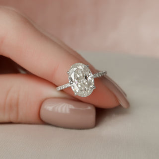 Bague de fiançailles en moissanite avec sertissage pavé ovale et halo caché de 3,0 ct