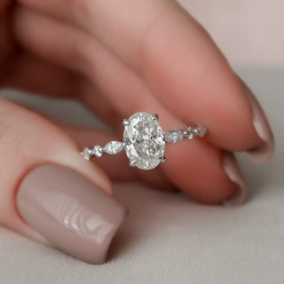 Bague de fiançailles avec halo caché en moissanite de forme ovale de 1,5 ct