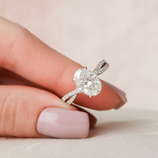 Bague de fiançailles avec halo caché en moissanite à tige fendue et taille ovale de 3,0 ct 