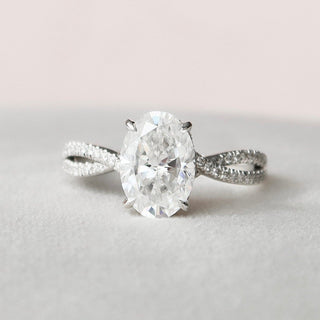 Bague de fiançailles avec halo caché en moissanite à tige fendue et taille ovale de 3,0 ct 