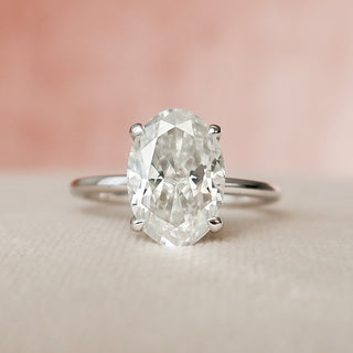 Bague de fiançailles en moissanite à halo caché classique à taille ovale de 3,0 ct 