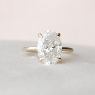 Bague de fiançailles en moissanite à halo caché classique à taille ovale de 3,0 ct 