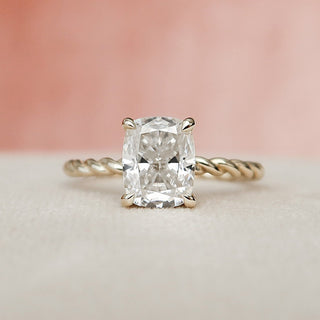 Bague de fiançailles en moissanite avec anneau torsadé coussin de 2,0 ct et halo caché