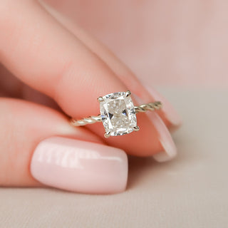 Bague de fiançailles avec halo caché en moissanite taille coussin allongée de 2,0 ct 