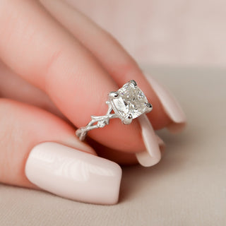 Bague de fiançailles en moissanite inspirée de la nature avec une branche à taille coussin de 1,50 ct 