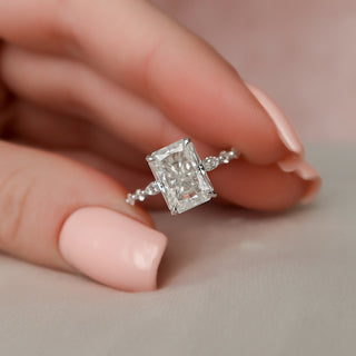 Bague de fiançailles en moissanite sertie d'un pavé radiant de 3,50 ct