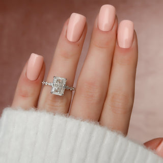 Bague de fiançailles en moissanite sertie d'un pavé radiant de 3,50 ct