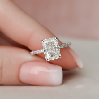 Bague de fiançailles pavée de moissanite à halo caché de 3,0 ct à taille radiante 