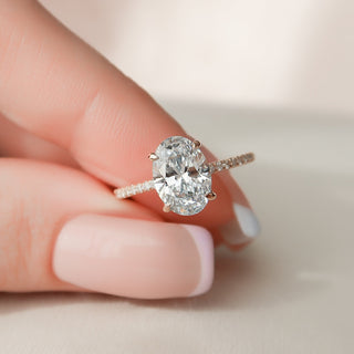 Bague de fiançailles en moissanite ovale avec halo caché de 2,0 ct et pavé de diamants