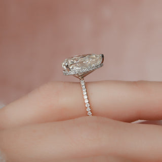 Anillo de compromiso con halo oculto de diamantes y moissanita pavé en forma de pera de 3,50 quilates