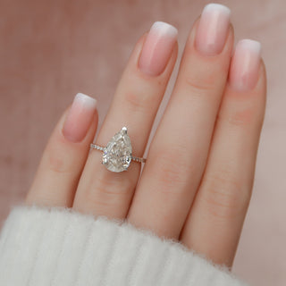 Bague de fiançailles avec halo caché en diamants et moissanite en forme de poire de 3,50 ct