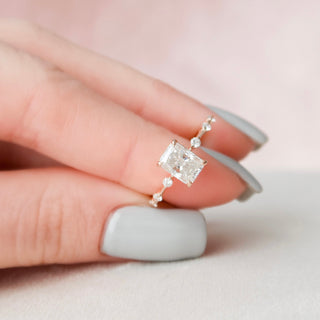 Anillo de compromiso solitario exclusivo con diamante de moissanita de talla radiante de 1,50 quilates