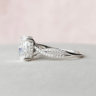 Bague de fiançailles avec halo caché en moissanite à tige fendue et taille ovale de 3,0 ct 