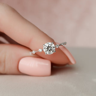 Anillo de compromiso solitario con diamante de moissanita de talla redonda de 1,0 ct 