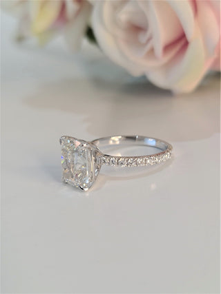 Anillo de compromiso con diamantes cultivados en laboratorio F/VS1 con engaste pavé de 2,0 CT a 4,0 CT