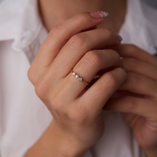 Alliance de mariage à trois pierres avec diamants taille ronde pour femme