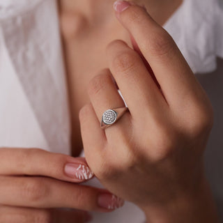 Bague chevalière en diamant à coupe ronde en moissanite pour femme