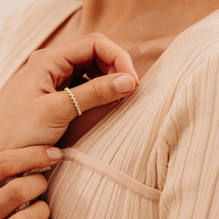 Alianza de boda de eternidad completa con diamantes de talla redonda engastados en bisel para mujer