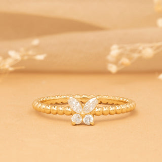 Anillo de bodas en oro con forma de mariposa y diamantes de talla redonda y marquesa