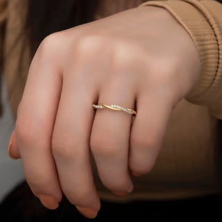 Bague empilable en diamant tressé à coupe ronde pour elle 