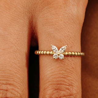 Anillo de bodas en oro con forma de mariposa y diamantes de talla redonda y marquesa