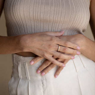 Alianza de boda de oro macizo con moissanita y barra de diamantes de talla princesa