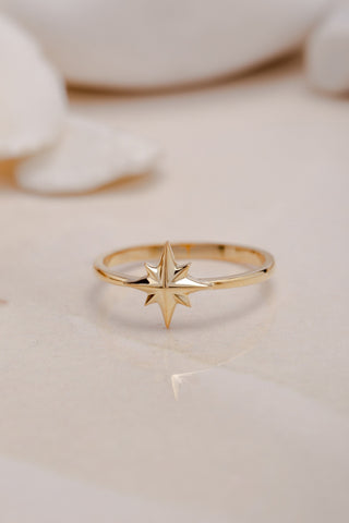 Alianza de boda con diseño de estrella en oro macizo liso