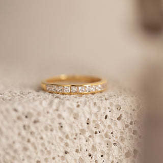 Alliance de mariage en or massif avec barre de diamants taille princesse et moissanite