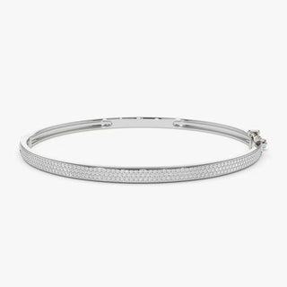 Pulsera tipo brazalete con diamantes pavé de tres filas de talla redonda en oro de 14 quilates