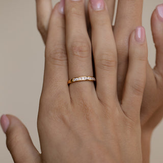 Alianza de boda de oro macizo con moissanita y barra de diamantes de talla princesa