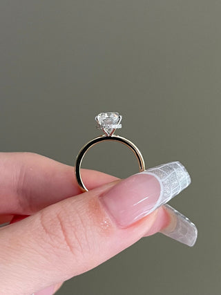 Anillo de compromiso con diamante solitario de moissanita con halo oculto y corte ovalado de 2,50 ct 